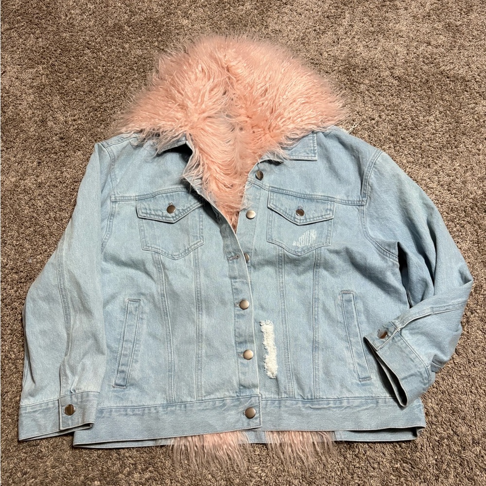 Forever 21 Denim jacket Women’s Large w/ removable‎ faux pink fur distressed